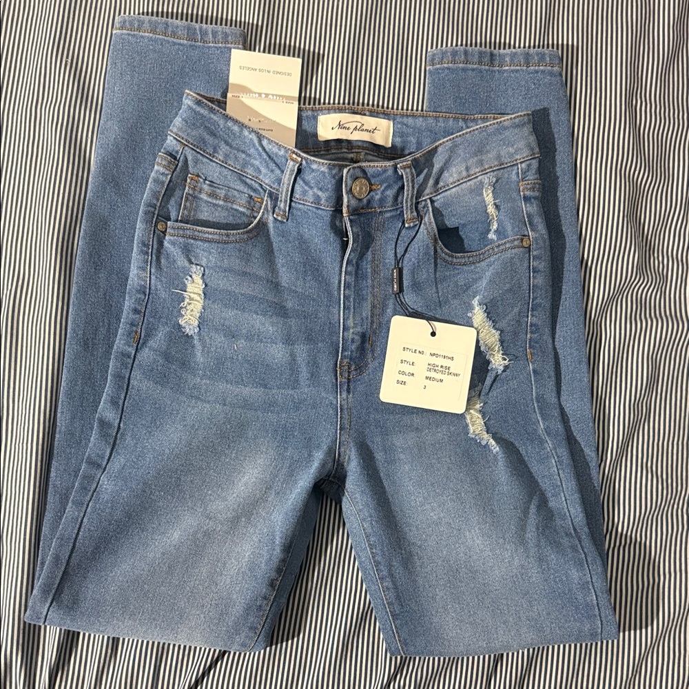 Women's high rise detroyed skinny Jeans